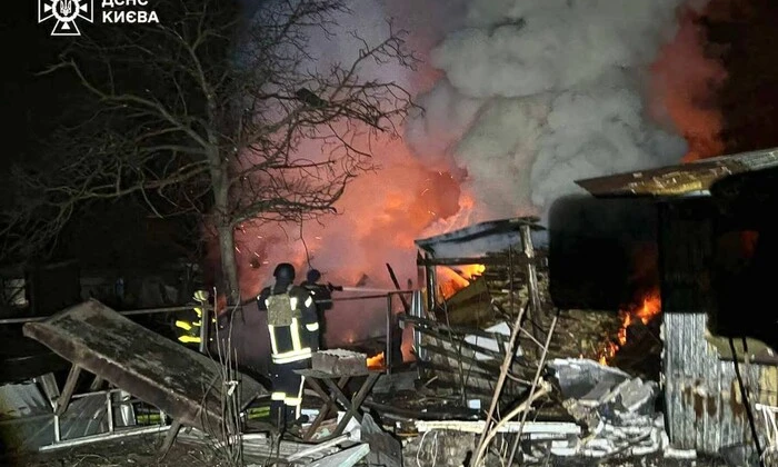 Російська артилерія обстрілює українську містівку