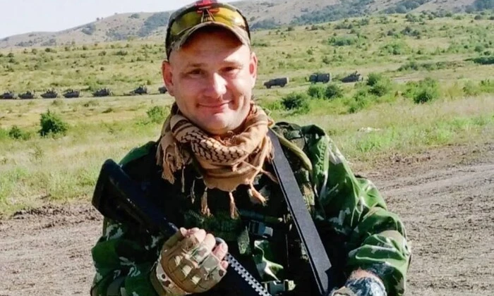 Кримчанин на передовій збирається до бою