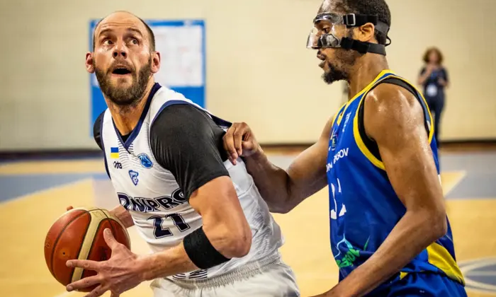 Баскетбольный мяч на полу