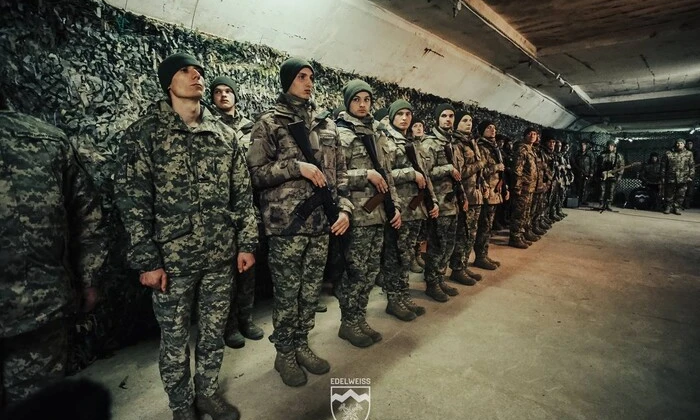 Первые контрактники складывают присягу