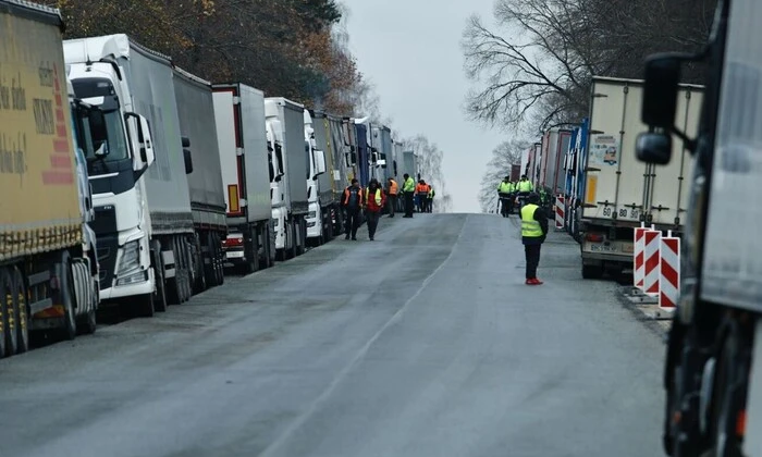 Польські перевізники блокують рух грузів на кордоні