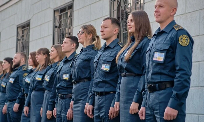 Люди празднуют День митника в Украине