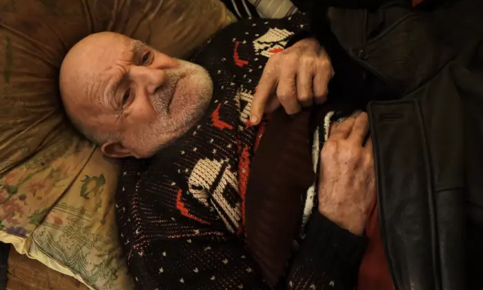 Син доглядає за прикутим батьком