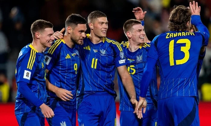 Герб Украины на фоне флага