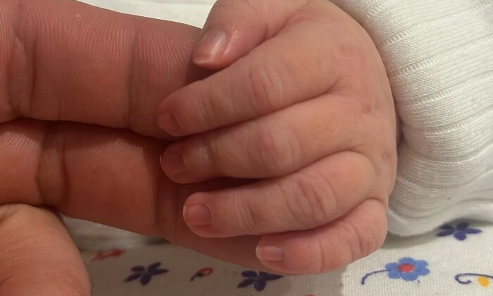 Перше фото новонародженої доньки Євгена Синельникова