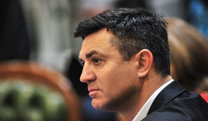 Микола Тищенко молиться у церкві