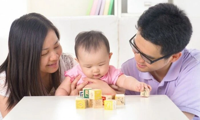 Дети играют на площади в Японии