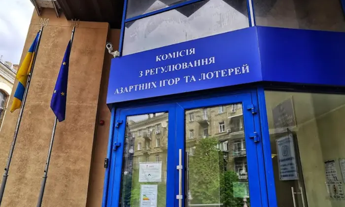 Робот КРАІЛ паралізовано після вручення двох підозр членам