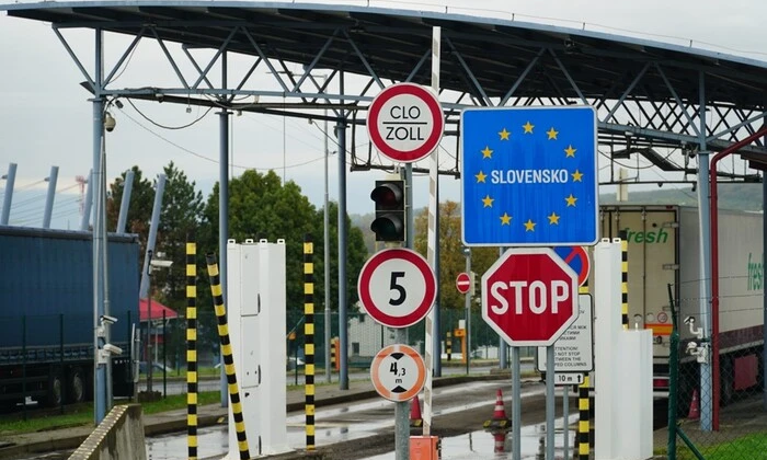 Обмежено рух транспорту на кордоні зі Словаччиною
