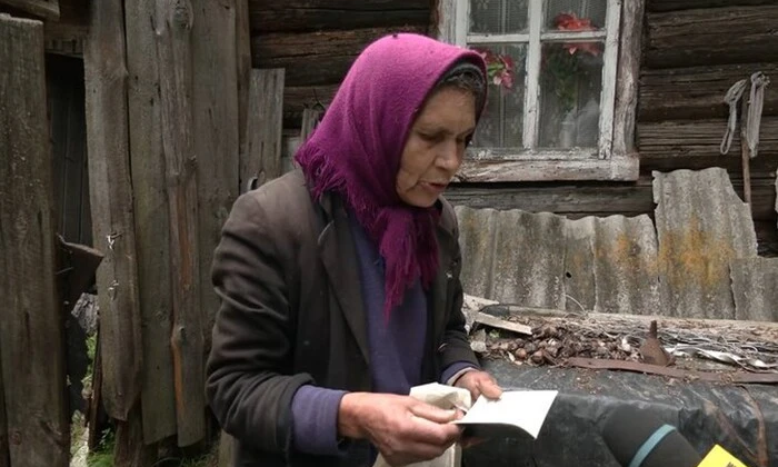 Жінка живе самотньо серед лісу