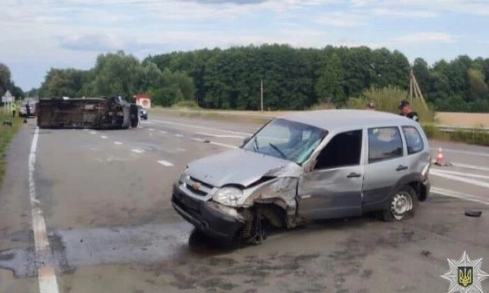 Автобус з перекинутими пасажирами на Чернігівщині