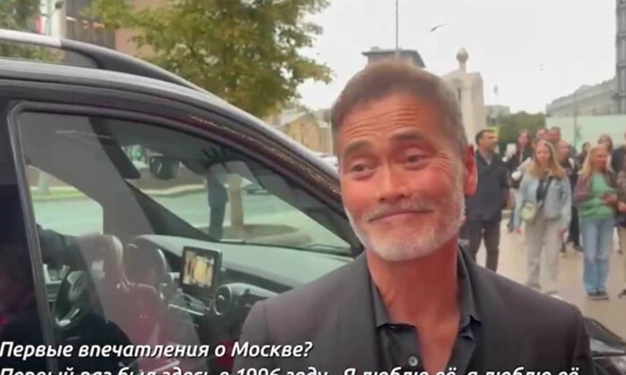 Актор бойовиків 90-х позує у Москві