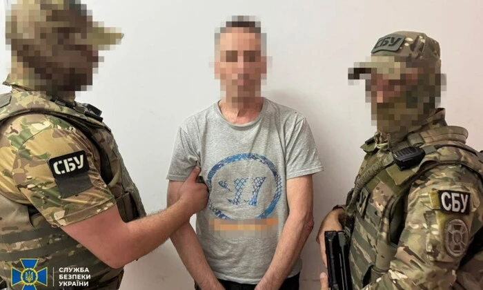 Затриманий моряк під час обшуку