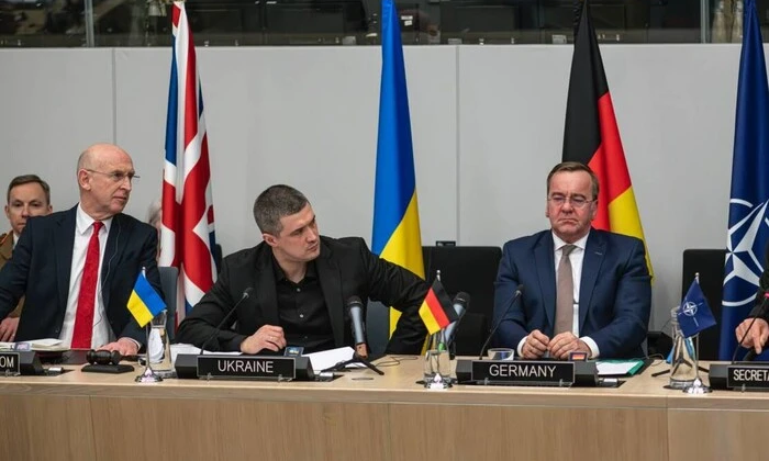 Гелікоптери в армійській базі в Україні