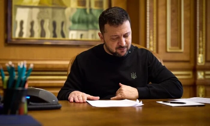 Зеленский подписал продление военного положения