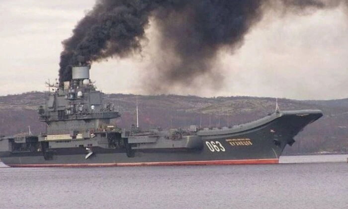 Авіаносець в доку на ремонті