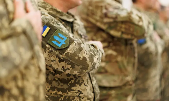 Молодые люди в военной форме