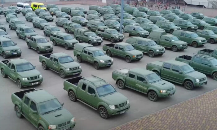 Украинская певица с автомобилями для ВСУ