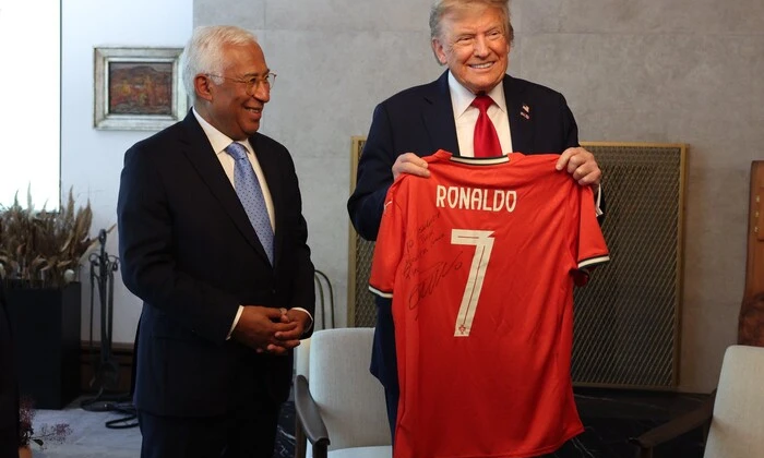Подарунок від Роналду Трампу: автографована футболка