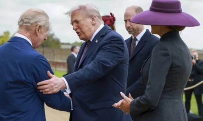 Король Чарльз жартує з Меланії Трамп