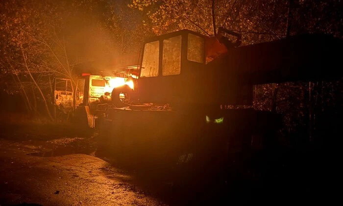 Автівка з пошкодженими вікнами та шинами