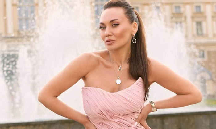 Женщина с деньгами в руках