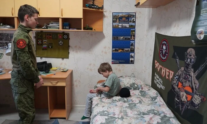 Діти на плацу військової академії в Росії