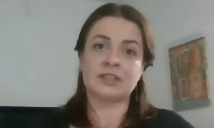 Женщина рассказывает о конфликте с братом