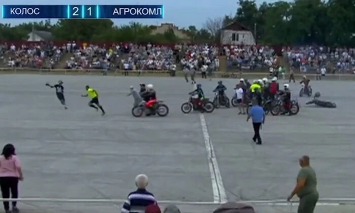 Мотоболисты из России наступают на судью