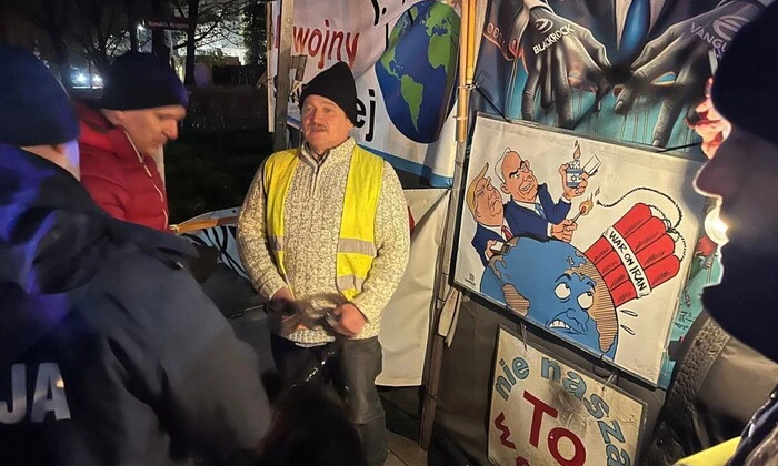 Демонтаж шатра с пропагандой РФ