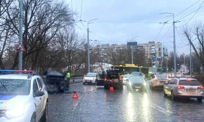 ДТП на Подільському узвозі: ускладнений рух