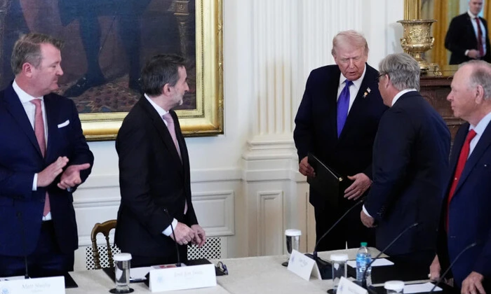 Trump calls on investors in Venezuela