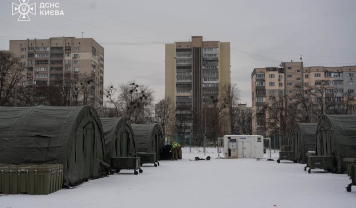 Перед пунктом незламності ДСНС в Киеве