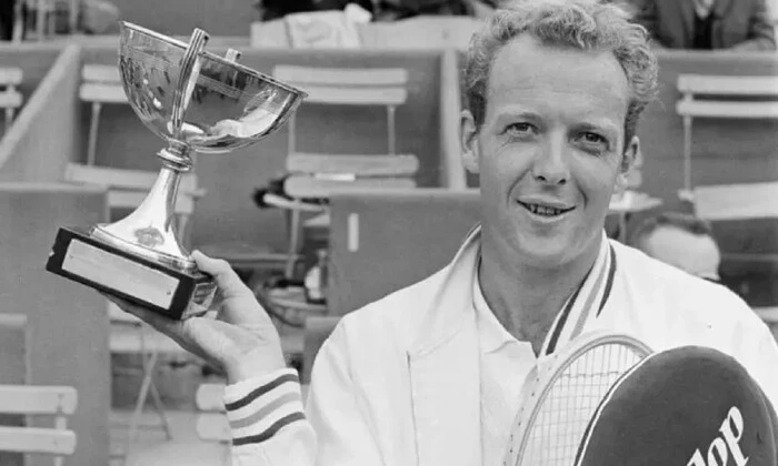 Портрет австралийского теннисиста на фоне флага