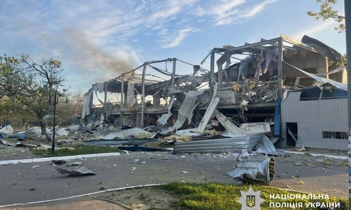 Люди оглядають пошкоджені будинки після руйнування льодової арени