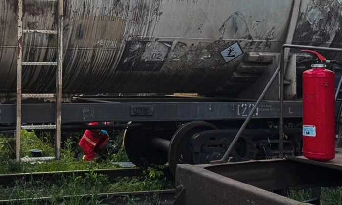 13-летний мальчик на крыше грузового вагона