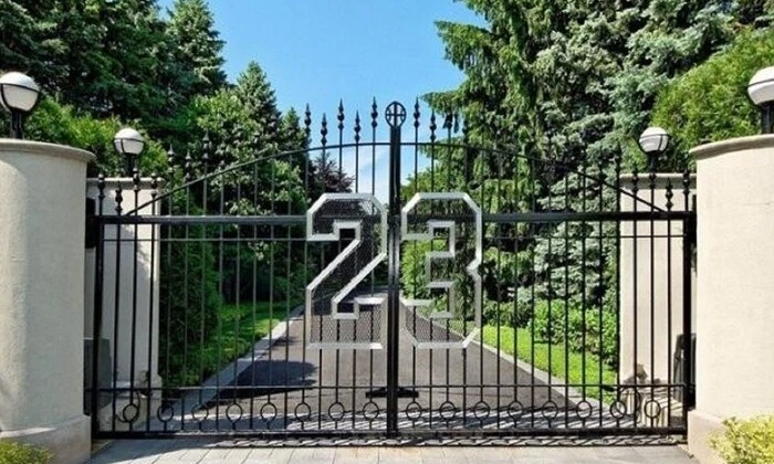 Вид на розкішний маєток Джордана