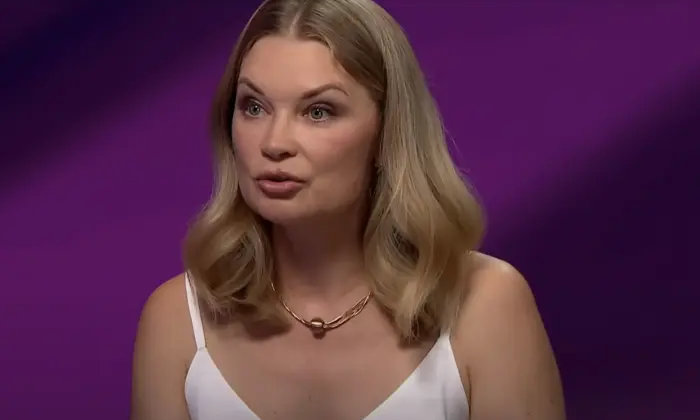 Телеведущая рассказывает тайну в спортзале