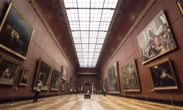 Лувр після пограбування: співробітники музею відмовляються працювати