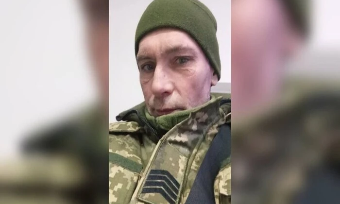Ветерани допомагають військовому в мороз