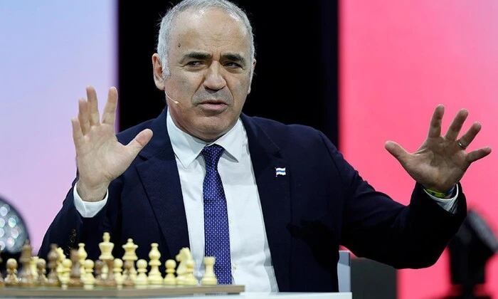 Kasparov criticizes Russian army in Crimea