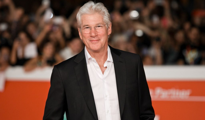 Ричард Гир поет на сцене в поддержку Украины