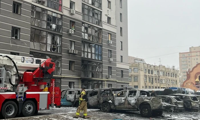 Пошкоджена багатоповерхівка після атаки дрона