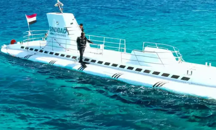 Туристичний батискаф на дні Червоного моря