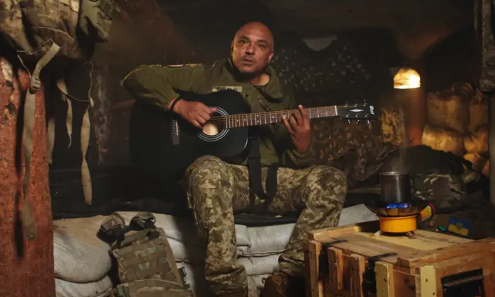 Воїн співає пісню для матері