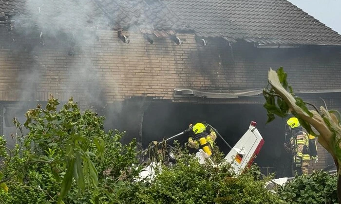 Літак впав на будинок: трагедія