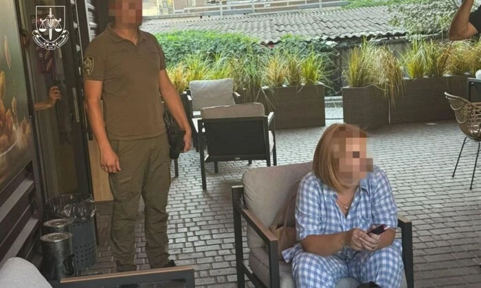 Сотрудница таможни требует взятку