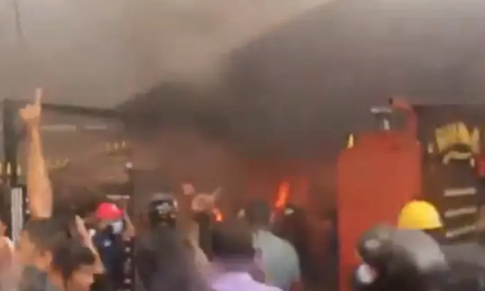 Підпалений будинок експрем'єра в Непалі