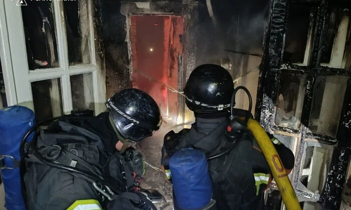 Рятувальники ліквідують пожежі в Запоріжжі