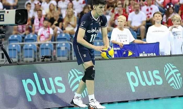 Волейболист иранского происхождения в бассейне